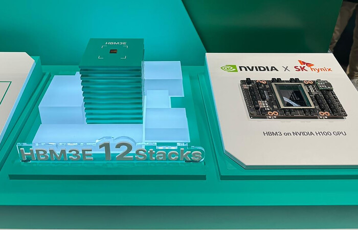 미 반도체 기업 엔비디아의 연례 개발자 콘퍼런스 GTC 2024가 열린 지난해 3월18일(현지시각) 캘리포니아주 새너제이 컨벤션센터에 마련된 전시관에 엔비디아에 공급되는 SK하이닉스 HBM3 제품이 전시돼 있다. (사진=연합뉴스)