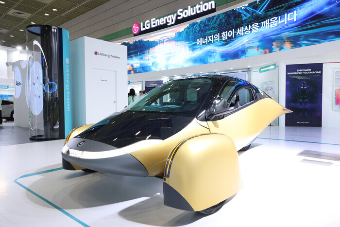 '인터배터리 2025'가 개막한 5일 오전 서울 강남구 코엑스 전시장에서 LG에너지솔루션의 2170 원통형 배터리가 탑재된 태양광 삼륜차가 관람객의 눈길을 끌고 있다. (사진=이정우)