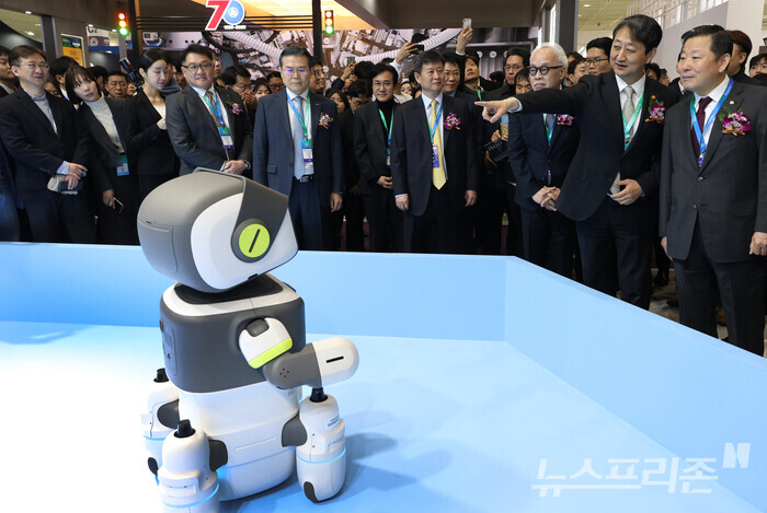 안덕근 산업부 장관(오른쪽 둘째)이 5일 인터배터리 삼성SDI 부스에서 이 회사 배터리가 탑재된 서비스 로봇 '달이'를 보며 최주선 삼성SDI 사장(오른쪽 셋째) 등과 이야기하고 있다. (사진=이정우)