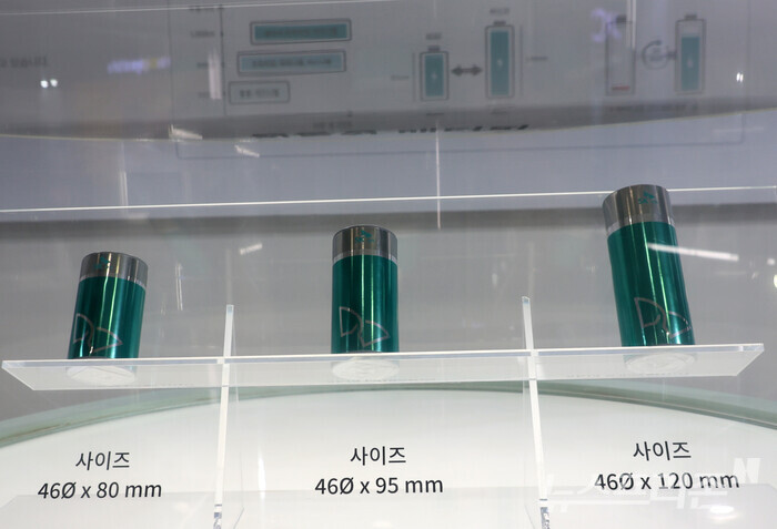 SK온이 개발해 인터배터리 전시장에서 공개한 46파이 배터리 시리즈. (사진=이정우)