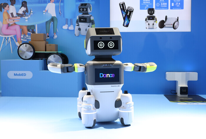 삼성SDI 배터리가 탑재된 서비스 로봇 '달이'가 춤을 추며 자사 제품에 대해 음성으로 설명하고 있다. (사진=이정우)