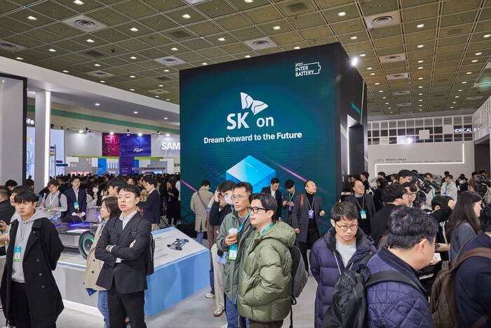 인터배터리 2025가 열린 서울 강남구 코엑스 SK온 부스를 찾은 관람객들이 배터리 제품들을 살펴보고 있다. (사진=SK온 제공)