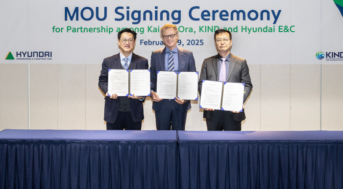 현대건설-KIND-Kāinga Ora 간 업무협약 체결식. 김경수 현대건설 글로벌사업부장(왼쪽부터), 마크 프레이저 카잉가오라 도시개발사업 본부장(Mark Fraser / Kāinga Ora General Manager for Urban Development Delivery), 원병철 KIND 사업개발본부장이 업무협약서를 들어보이고 있다. (사진=현대건설 제공)