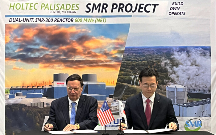 25일(현지시간) 미국 팰리세이즈 원자력발전단지에서 홀텍 크리스 싱 회장(왼쪽)과 현대건설 이한우 대표이사가 확장 협력 합의서에 서명하고 있다. (사진=현대건설 제공)