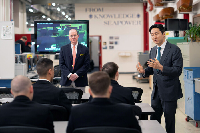 정기선 HD현대 수석부회장이 지난 7일(현지시각) 미국 해군사관학교에서 생도들과 미래 해양 분야의 발전 방향에 대해 의견을 나누고 있다. (사진=HD현대 제공)