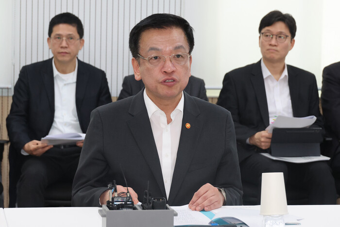 최상목 대통령 권한대행 부총리 겸 기획재정부 장관이 13일 서울 마포구 소상공인연합회 디지털교육센터에서 민생경제 점검회의를 하고 있다. (사진=연합뉴스)