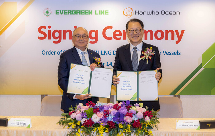 김희철 한화오션 대표이사(오른쪽)와 장옌이 에버그린 회장이 대만 현지에서 LNG이중연료추진 초대형 컨테이너선 건조 계약서에 서명한 뒤 계약서를 들어보이고 있다. (사진=한화오션 제공)