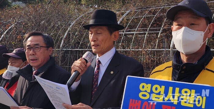 국민연대 등 시민단체가 18일 오후 서초동 서울중앙지방법원 앞에서 대리.유령수술에 대한 엄벌을 촉구하는 기자회견회견에서 발언을 하고 있다.