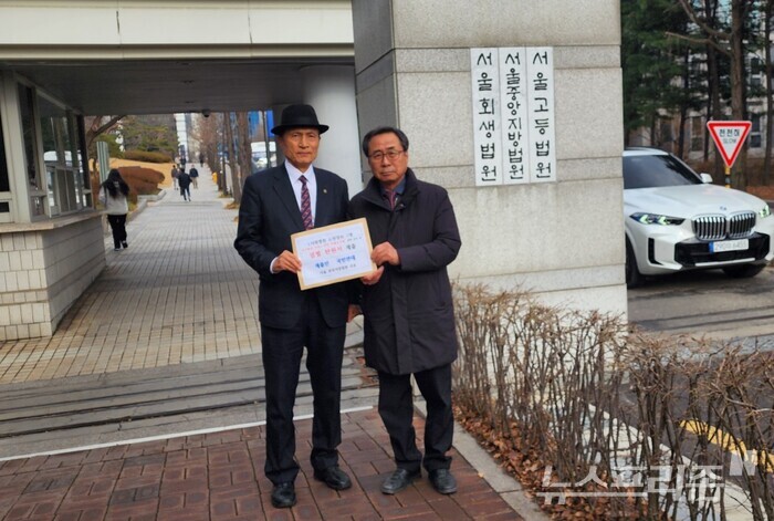 국민연대 이근철 상임대표와 기윤협 이보영 대표가 18일 오후 서초동 서울중앙지방법원에 대리.유령수술에 대한 엄벌을 촉구하는 탄원서 접수 전에 법원 정문 앞에서 촬영을 하고 있다.