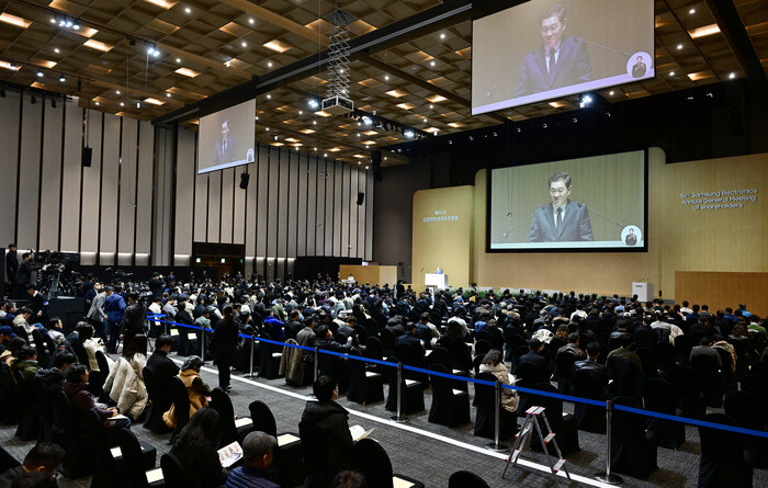 삼성전자 주주들이 19일 정기 주주총회에서 경영진의 설명을 듣고 있다. (사진=연합뉴스)
