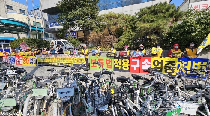 국민연대(상임대표 이근철).기업윤리경영을위한시민단체협의회(공동의장 이보영) 등 시민단체가 19일 오후 서울 방배경찰서 정문 앞에서 불법 대리수술과 관련하여 보특법 적용을 촉구하며 집회를 열고 있다.[사진=시민단체]