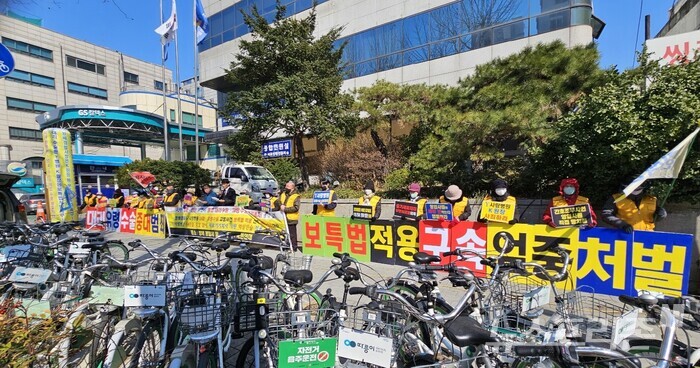 국민연대(상임대표 이근철).기업윤리경영을위한시민단체협의회(공동의장 이보영) 등 시민단체가 19일 오후 서울 방배경찰서 정문 앞에서 불법 대리수술과 관련하여 보특법 적용을 촉구하며 집회를 열고 있다.[사진=시민단체]