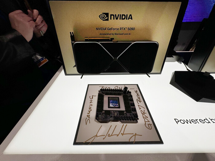 젠슨 황 엔비디아 CEO가 'GTC 2025' 넷째 날인 20일(현지시각) 삼성전자 부스를 찾아 그래픽 메모리에 적은 '삼성, 그래픽 메모리 최고'란 글귀와 친필 사인. (사진=연합뉴스)