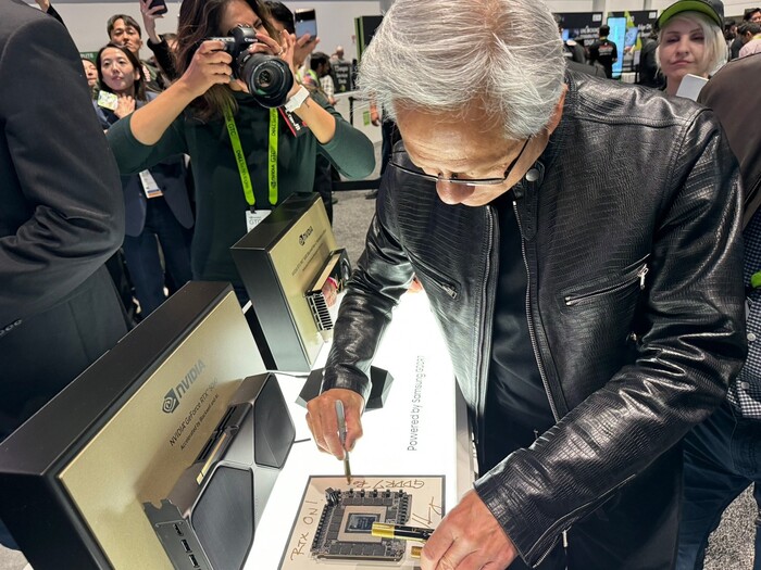 젠슨 황 CEO가 20일(현지시각) 삼성전자 부스에서 그래픽 메모리에 'GDDR7 Rocks!'라 적고 있다. (사진=연합뉴스)