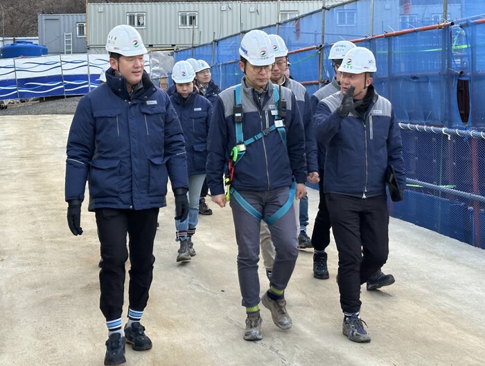 3월 안전점검의날 행사에서 허윤홍 대표(사진 왼쪽) 현장을 점검하는 장면 (사진=GS건설 제공)