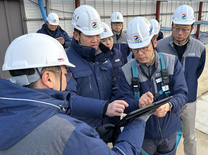 3월 안전점검의날 행사에서 허윤홍 대표(사진 가운데) 현장에 적용된 AI활용 사례를 점검하는 사진 (사진=GS건설 제공)