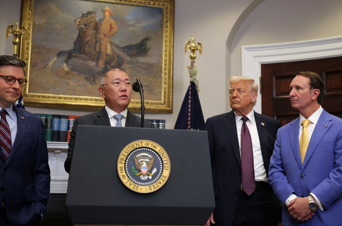 정의선 현대차그룹 회장(왼쪽 둘째)이 24일(현지시각) 미국 워싱턴 백악관 루즈벨트룸에서 트럼프 대통령(오른쪽 둘째)과 함께 대규모 대미 투자계획을 발표하고 있다. 맨 왼쪽은 마이크 존슨 하원의장, 맨 오른쪽은 제프 랜드리 루이지애나 주지사. (사진=REUTERS 연합뉴스)