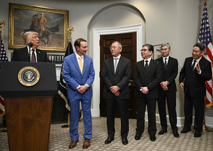 도널드 트럼프 미국 대통령이 24일(현지시각) 현대차그룹의 대미 투자계획 발표에 앞서 말하고 있다. 정의선 현대차그룹 회장(왼쪽 셋째부터), 장재훈 현대차 CEO, 성김 전 주한 미국대사, 서강현 현대제철 CEO가 이를 바라보고 있다. (사진=AFP 연합뉴스)