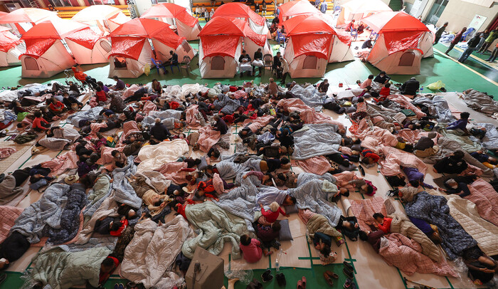 26일 산불을 피해 경북 영양군 영양군민회관 대피소에로 대피한 주민들이 휴식을 취하고 있다. (사진=연합뉴스)