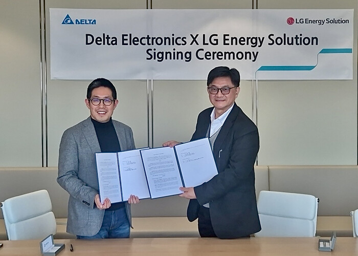 김형식 LG에너지솔루션 ESS전지사업부장(오른쪽)과 마이크 왕 델타 일렉트로닉스 PVI 사업부 총괄 책임자가 파트너십 협약서에 서명한 뒤 이를 들어보이고 있다. (사진=LG에너지솔루션 제공)