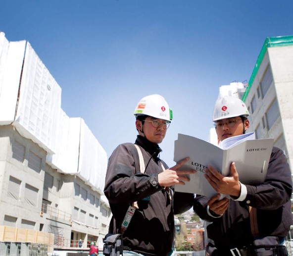 롯데건설은 2024 스마트건설 챌린지에서 ▲안전관리 ▲단지·주택 ▲도로 ▲철도 ▲BIM(건설정보모델링) 5개 기술분야에 대한 시상이 이뤄졌으며 단지·주택, 철도 분야에서 각각 혁신상을 받았다. (사진=롯데건설 제공)