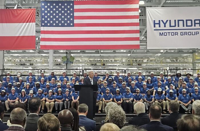 정의선 현대차그룹 회장이 26일(현지시각) 미국 조지아주 엘라벨에서 열린 '현대차그룹 메타플랜트 아메리카' 준공식에서 인사말을 하고 있다. (사진=현대차그룹 제공)