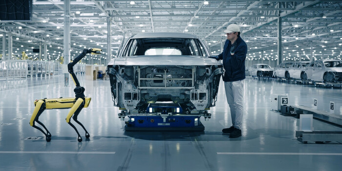 HMGMA 차체 공장에서 보스턴 다이내믹스의 4족 보행 로봇 ‘스팟’이 차체의 품질 검사를 하고 있다. (사진=현대차그룹 제공)