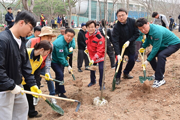 제80회 식목일 맞이 ‘나무심기 행사’ 모습.(사진=진주시)