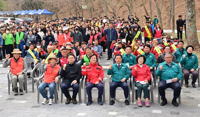 제80회 식목일 맞이 ‘나무심기 행사’ 참석자 모습.(사진=진주시)