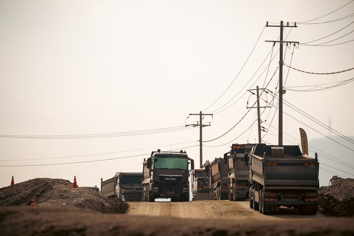SK에코플랜트 용인 반도체 클러스터 건설 현장, 수 대의 차량이 줄지어 길을 오가고 있다. (사진=SK에코플랜트 제공)
