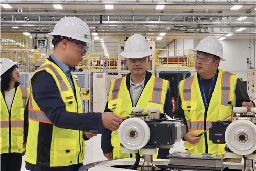 현대차그룹·과 SK온 합작법인 공장 건설 현장 방문한 윤희성 한국수출입은행장(가운데). (사진=한국수출입은행 제공)