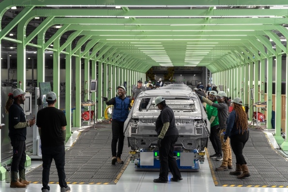미국 조지아주 '현대차그룹 메타플랜트 아메리카'(HMGMA)에서 25일(현지시각) 작업자들이 아이오닉5를 조립하고 있다. (사진=현대차그룹 제공)