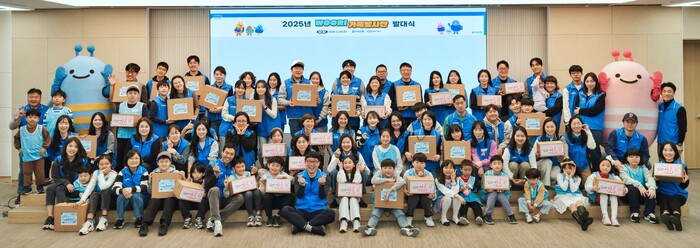29일 우리은행 본점에서 열린 WOORI가족 봉사단 발대식에서 봉사단이 직접 만든 희망상자와 마음상자를 들고 기념촬영을 하고 있다.