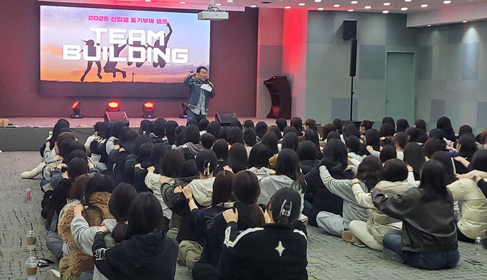 지난 21일 '동덕 비전로드' 캠프 참가 재학생들이 TEAM BUILDING 프로그램에 참여하고 있다.(사진=동덕여대 제공)