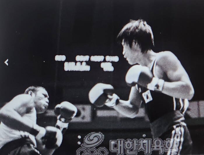 태국의 시리콘에 3회 KO승을 거두는 김의진(우측)