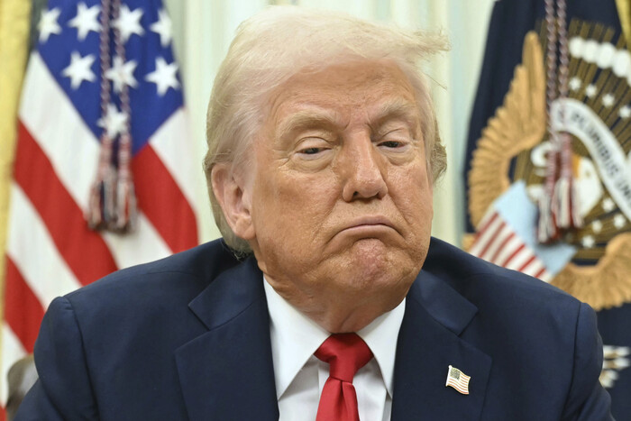 도널드 트럼프 미국 대통령이 31일(현지시각) 워싱턴 백악관 집무실에서 생각에 잠겨 있다. (사진=AP 연합뉴스)