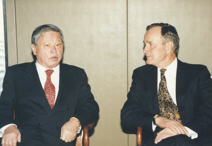 최종현 SK 선대회장(왼쪽)이 1996년 1월 서울 한남동 그랜드하얏트 호텔에서 조지 H. W. 부시 전 미국대통령과 만나 이야기하고 있다. (사진=SK 제공)