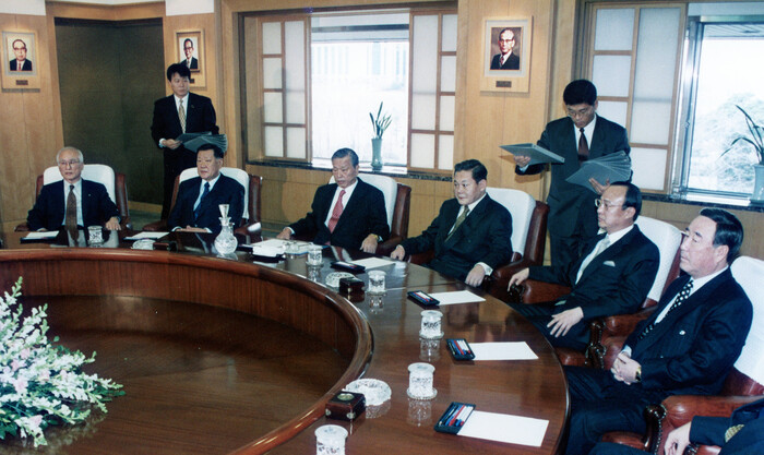 최종현 SK 선대회장(왼쪽 셋째)이 1998년 1월 전경련 회장단회의에 참석해 다른 참석자의 발언을 듣고 있다. 최 회장은 같은 해 8월 타계했다. 왼쪽부터 김우중 전 대우그룹 회장, 정몽구 현대차그룹 명예회장, 최 회장, 이건희 전 삼성그룹 회장, 김승연 한화그룹 회장, 박용오 전 두산그룹 회장. (사진=SK 제공)