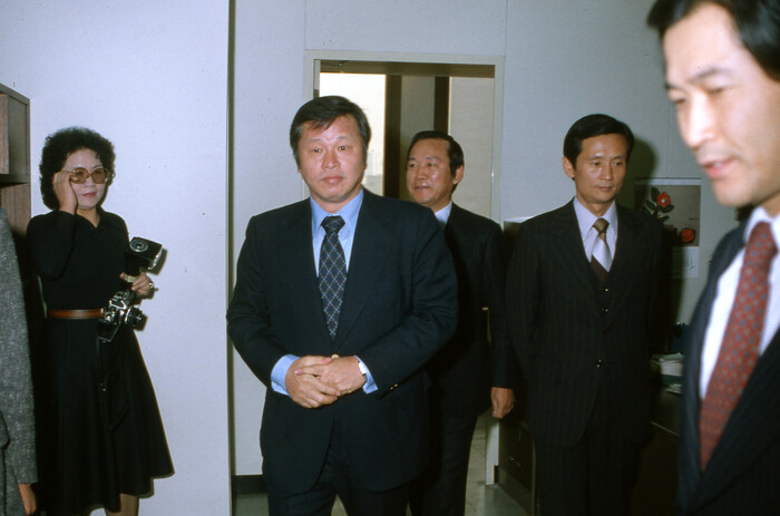 최종현 SK 선대회장(왼쪽 둘째)이 1980년 12월 유공(현 SK이노베이션)을 인수한 뒤 첫 출근해 직원들과 인사를 나누고 있다. (사진=SK 제공)