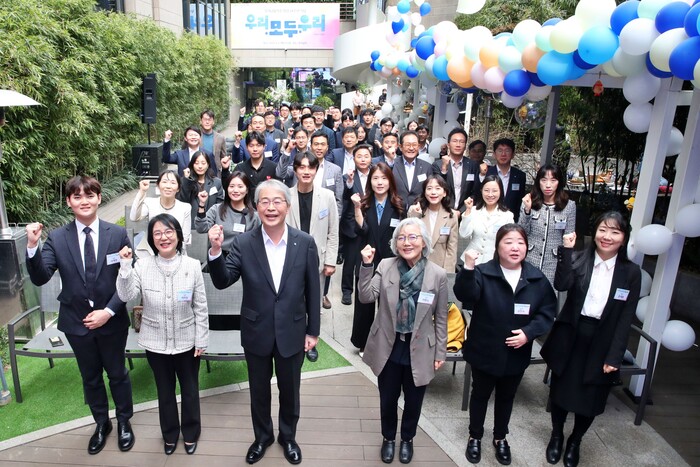 우리금융지주 창립 24주년 행사장에서 관계자들이 기념촬영을 진행하고 있다. (앞줄 왼쪽부터) 밀알꿈씨 박재형 팀장, 박미정 원장, 우리금융그룹 임종룡 회장