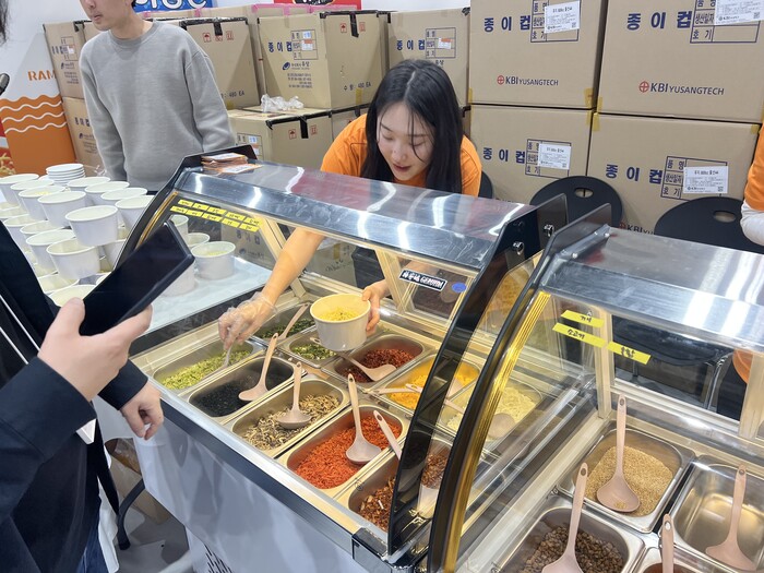  나만의 컵라면 만들기는 원하는 토핑을 선택해 컵라면을 만들어 보는 체험을 제공한다. (사진=서용하)