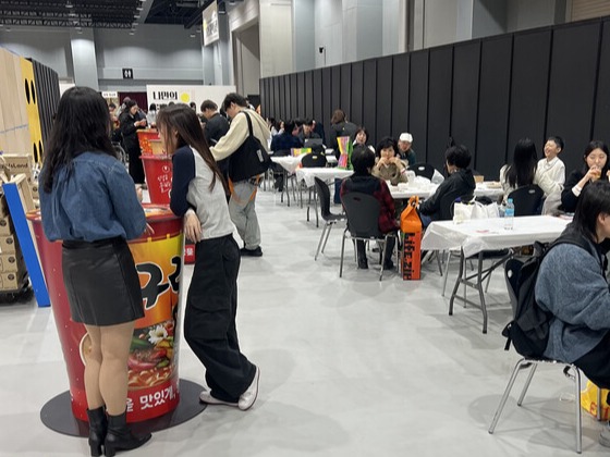 라면박람회 현장 한편, 즉석라면을 즐기는 관람객들로 자리가 가득 찼다. (사진=서용하)