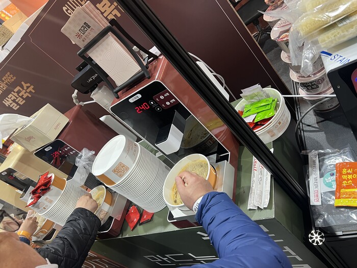 즉석에서 조리된 라면 앞에 관람객들의 발길이 멈췄다. (사진=서용하)
