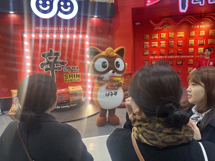 농심은 창립 60주년을 기념해 신라면의 글로벌 성장사를 담은 특별 부스와 팝업스토어를 운영했다. (사진=서용하)
