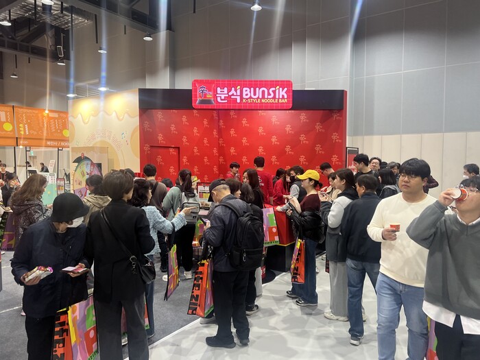 관람객들이 농심라면을 맛보기 위해 기다리고 있다 (사진=서용하)