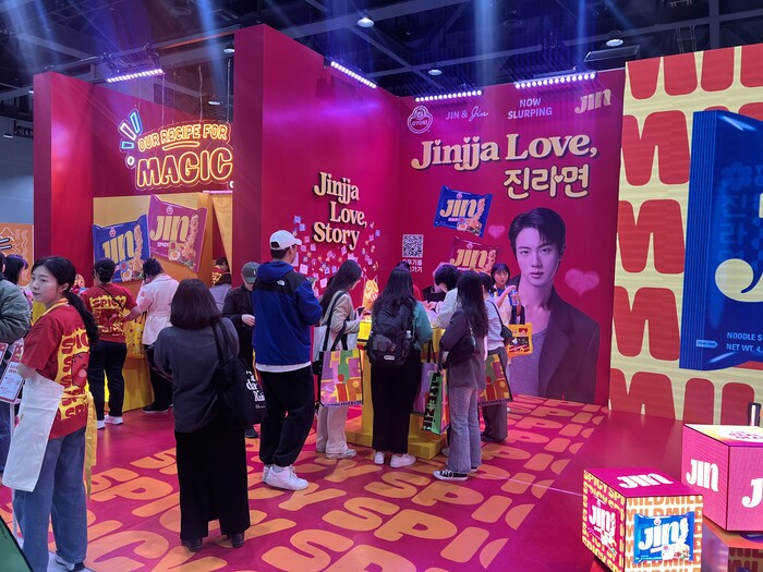 오뚜기는 BTS 진과의 캠페인과 ‘진짜 러브’ 콘셉트 부스를 통해 진라면의 글로벌 전략을 선보였다. (사진=서용하)