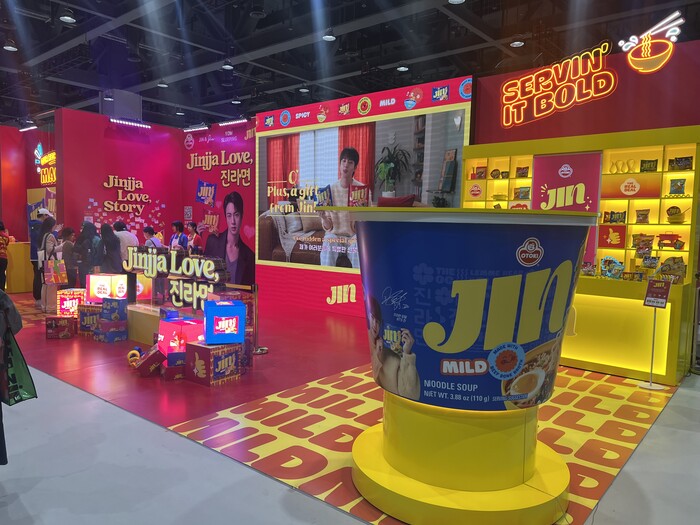 오뚜기는 ‘진짜 러브’ 콘셉트 부스에서 수출 전용 진라면 시식과 경품 이벤트를 진행했다. (사진=서용하)