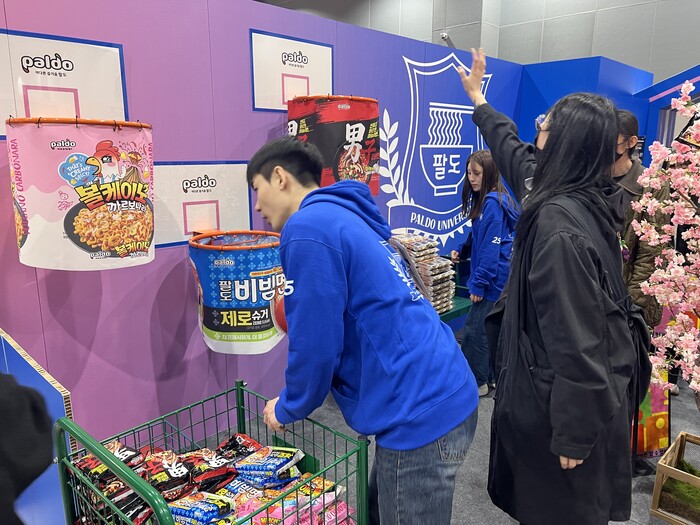 게임과 함께 제품을 직접 체험할 수 있는 재미 요소가 관람객들의 이목을 끌었다. (사진=서용하)