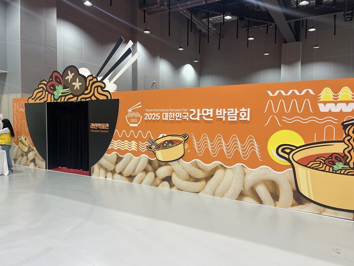 대한민국라면박람회 2025가 4일 서울 코엑스에서 개막한 가운데, 국내 라면 브랜드들이 소비자 취향과 글로벌 시장을 겨냥한 제품들을 대거 선보이며 주목을 끌고 있다. 건강, 프리미엄, 이색 콘셉트까지 다양한 라면의 세계를 소개한다. (사진=서용하)
