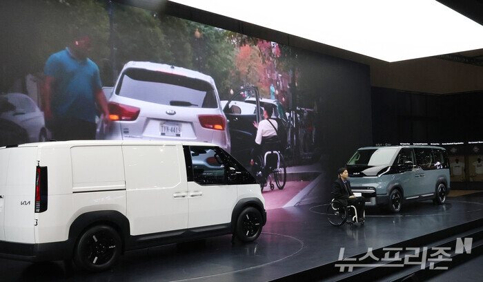 유튜버 박위씨가 3일 경기 고양시 일산서구 대화동 킨텍스 전시장에서 열린 '2025 서울모빌리티쇼'에서 무대에 올라 장애인이 맞춤형으로 쓸 수 있는 '더 기아 PV5'를 소개하고 있다. (사진=이정우)